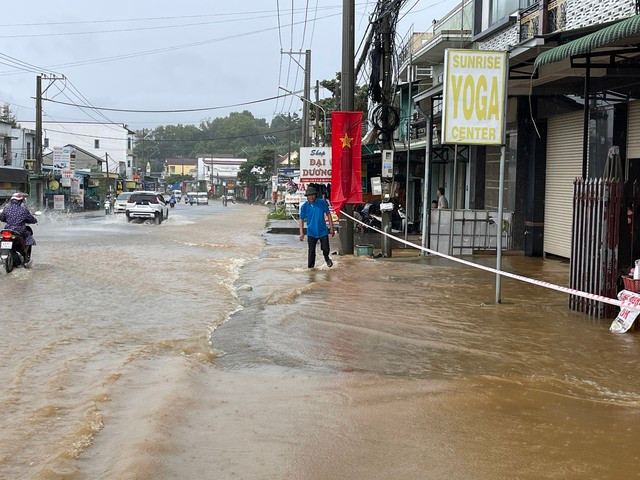 Mưa lớn, nhiều nơi ở TP.Bảo Lộc chìm trong biển nước - Ảnh 3. QL20 đoạn qua xã Lộc Châu bị ngập. Ảnh: G.B