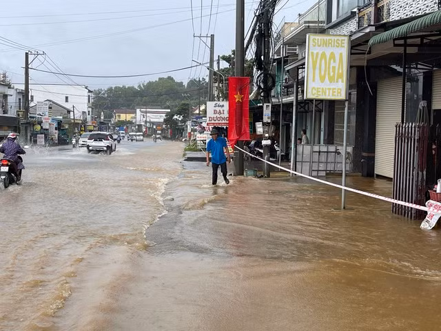 QL20 đoạn qua xã Lộc Châu bị ngập. Ảnh: G.B