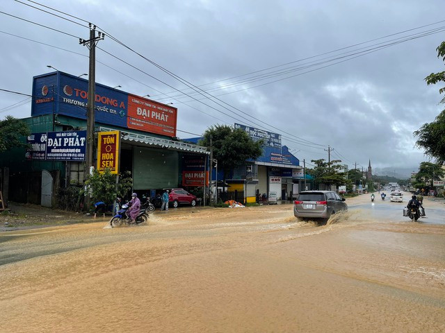 Mưa lớn, nhiều nơi ở TP.Bảo Lộc chìm trong biển nước - Ảnh 4. QL 20 đoạn qua xã Lộc Châu bị ngập. Ảnh: G.B