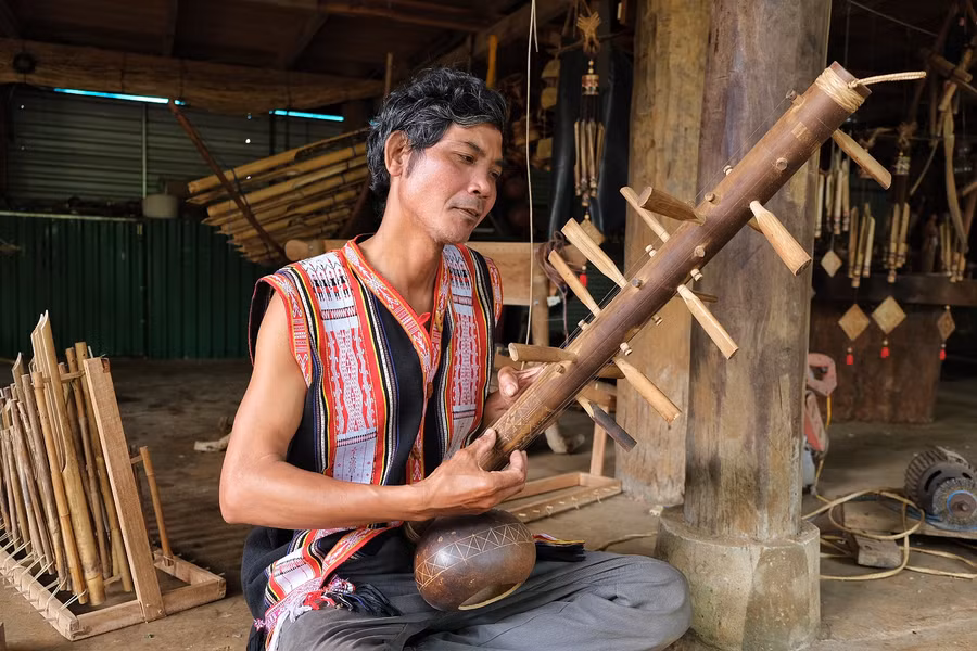 Nghệ nhân ưu tú Rơ Châm Tih đã mang cây đàn goong giới thiệu tại nhiều sân khấu âm nhạc dân gian trong nước và quốc tế. Ảnh: Hoàng Ngọc