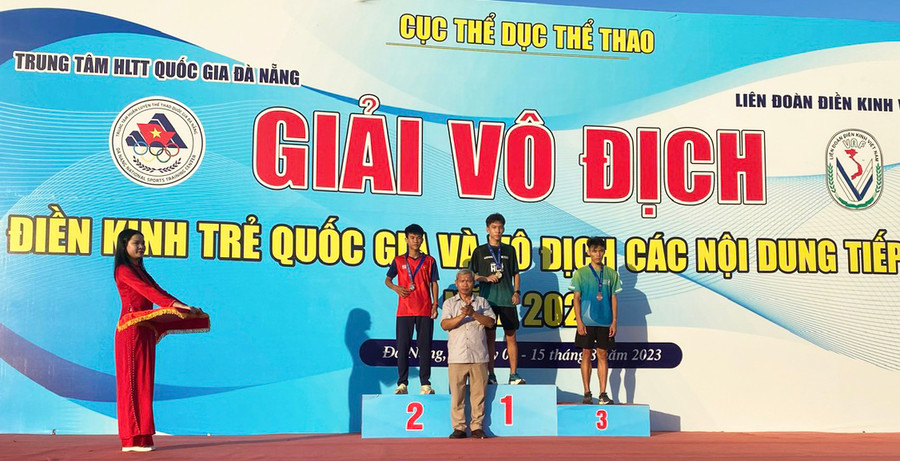 Nguyễn Thành Đạt đã giành huy chương vàng cự ly 5 km tại Giải Vô địch Điền kinh trẻ năm 2023. Ảnh: Thanh Duy