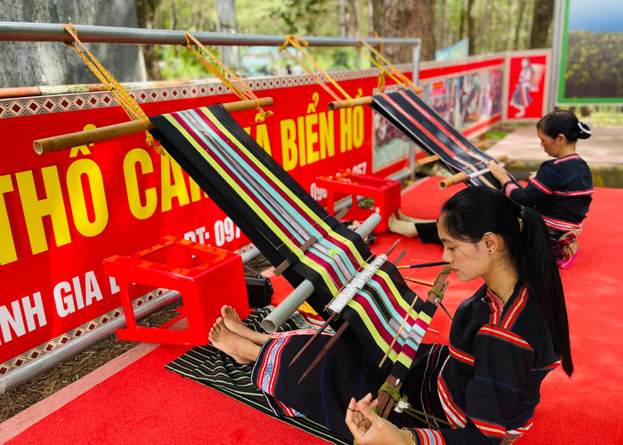 Chị Rơlan Han và chị Pyui (thành viên Câu lạc bộ dệt thổ cẩm làng Phung, xã Biển Hồ) trình diễn dệt thổ cẩm. Ảnh: Trần Dung Chị Rơlan Han và chị Pyui (thành viên Câu lạc bộ dệt thổ cẩm làng Phung, xã Biển Hồ) trình diễn dệt thổ cẩm. Ảnh: Trần Dung