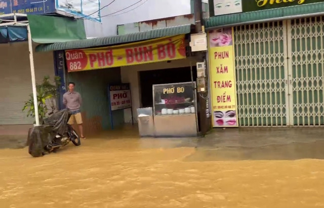 Mưa lớn, nhiều nơi ở TP.Bảo Lộc chìm trong biển nước - Ảnh 5. Quán xá "khóc ròng" vì bị ngập. Ảnh: G.B