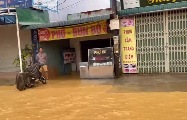 Quán xá "khóc ròng" vì bị ngập. Ảnh: G.B