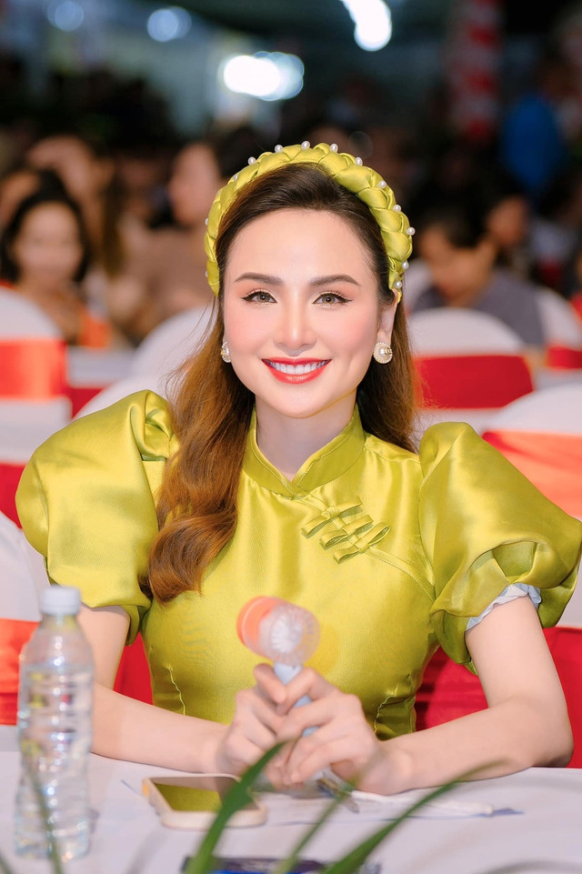 Diễm Hương 'đáp trả' ý kiến 'Bỏ chồng đại gia, lấy chồng nghèo nên bán hàng online' - Ảnh 2. Hoa hậu Diễm Hương bày tỏ có những vấn đề cô bắt buộc phải lên tiếng giải thích chứ không thể dễ dàng bỏ qua và im lặng chịu đựng. Ảnh: FBNV