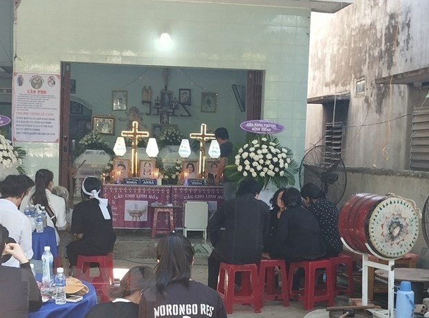 Đám tang của 3 mẹ con bị nghi đầu độc bằng khí CO tại thôn Vĩnh Đông, xã Cam An Nam, huyện Cam Lâm, tỉnh Khánh Hòa. Ảnh: TTXVN phát Đám tang của 3 mẹ con bị nghi đầu độc bằng khí CO tại thôn Vĩnh Đông, xã Cam An Nam, huyện Cam Lâm, tỉnh Khánh Hòa. Ảnh: TTXVN phát