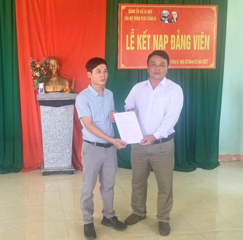 Đại diện Chi bộ thôn Plei Tăng B (xã Ia Ake, huyện Phú Thiện) trao quyết định kết nạp đảng viên mới. Ảnh: Phương Dung