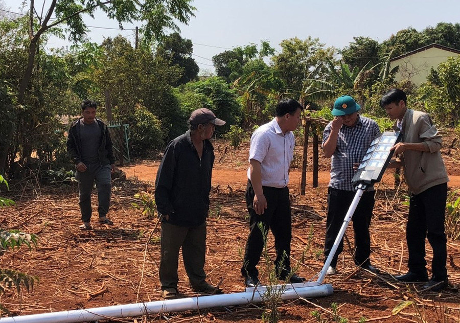 Hội Nông dân huyện Đak Đoa hỗ trợ lắp đặt điện thắp sáng ở trục đường làng Biă Bre (xã Ia Pết). Ảnh: Phương Anh