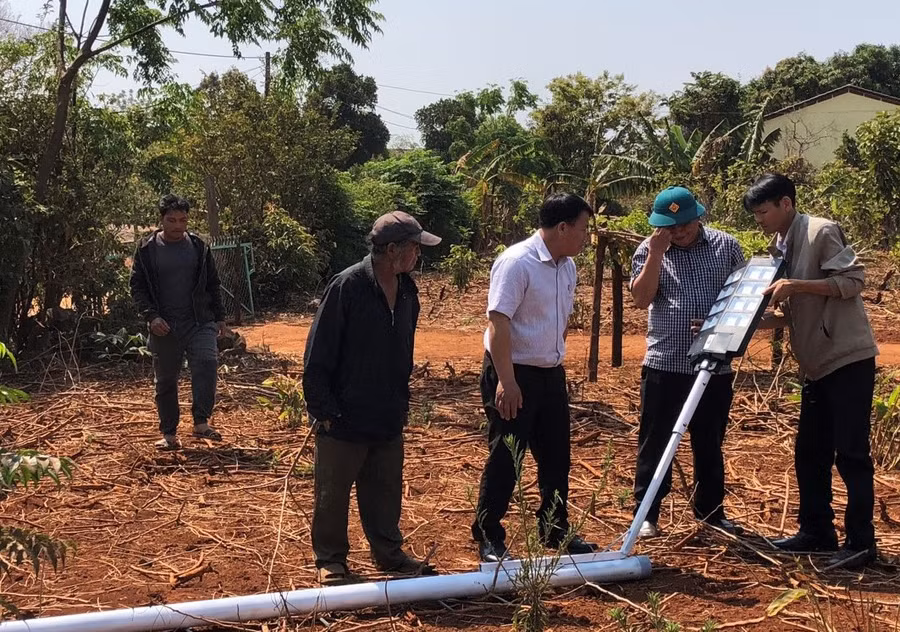 Hội Nông dân huyện Đak Đoa hỗ trợ lắp đặt điện thắp sáng ở trục đường làng Biă Bre (xã Ia Pết). Ảnh: Phương Anh