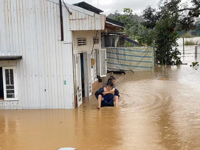 Chạy lũ. Ảnh: G.B