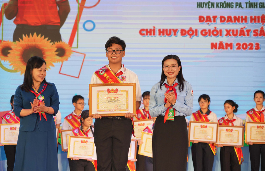 Em Trần Anh Kiệt được nhận bằng khen của Ban Chấp hành Trung ương Đoàn TNCS Hồ Chí Minh vì có thành tích tại Liên hoan Chỉ huy Đội giỏi toàn quốc lần thứ IV-2023. Ảnh: Khắc Long