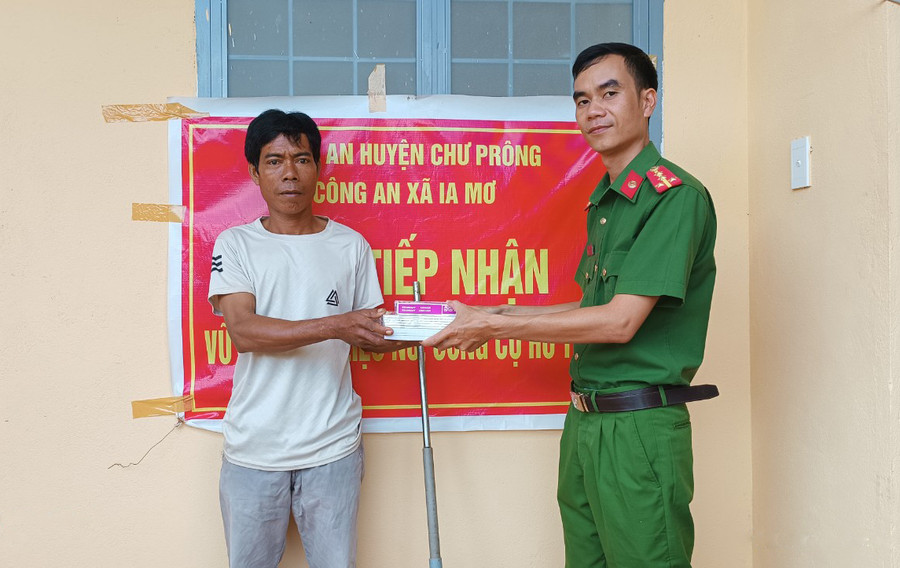 Người dân xã Ia Mơr (huyện Chư Prông) giao nộp súng tự chế cho Công an xã. Ảnh: Hà Phương Người dân xã Ia Mơr (huyện Chư Prông) giao nộp súng tự chế cho Công an xã. Ảnh: Hà Phương