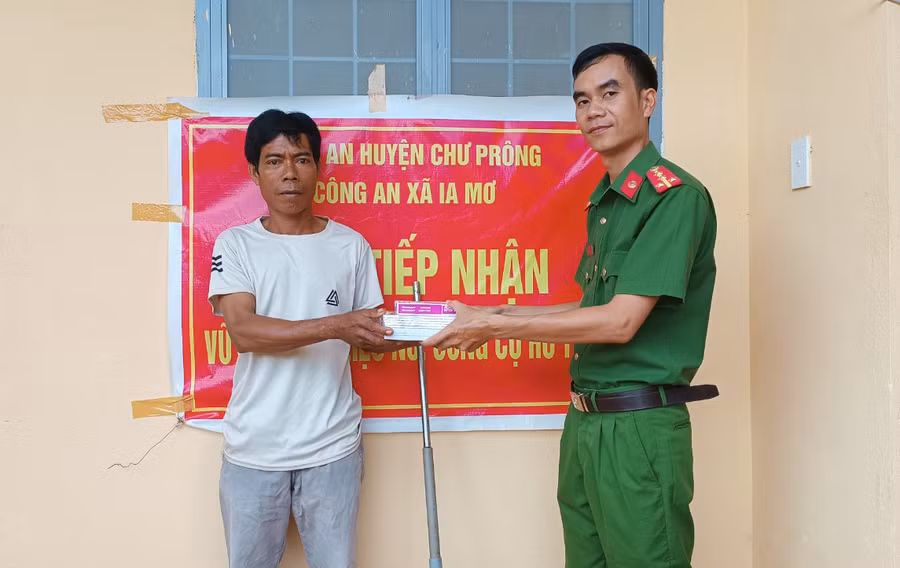 Người dân xã Ia Mơr (huyện Chư Prông) giao nộp súng tự chế cho Công an xã. Ảnh: Hà Phương