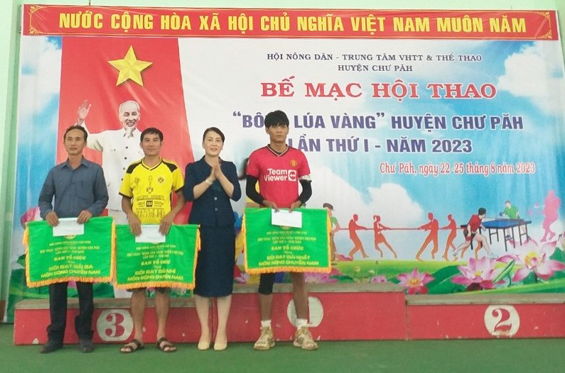 Chủ tịch Hội Nông dân huyện Chư Păh trao giải toàn đoàn cho các đội tham gia Hội thao “Bông lúa vàng” lần thứ nhất. Ảnh: P.A