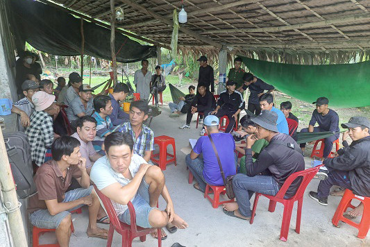 Triệt xóa tụ điểm đá gà qua mạng, bắt quả tang 18 nghi can - Ảnh 1. Hiện trường tụ điểm đá gà qua mạng, 18 nghi can bị công an bắt quả tang. Ảnh: C.T.V