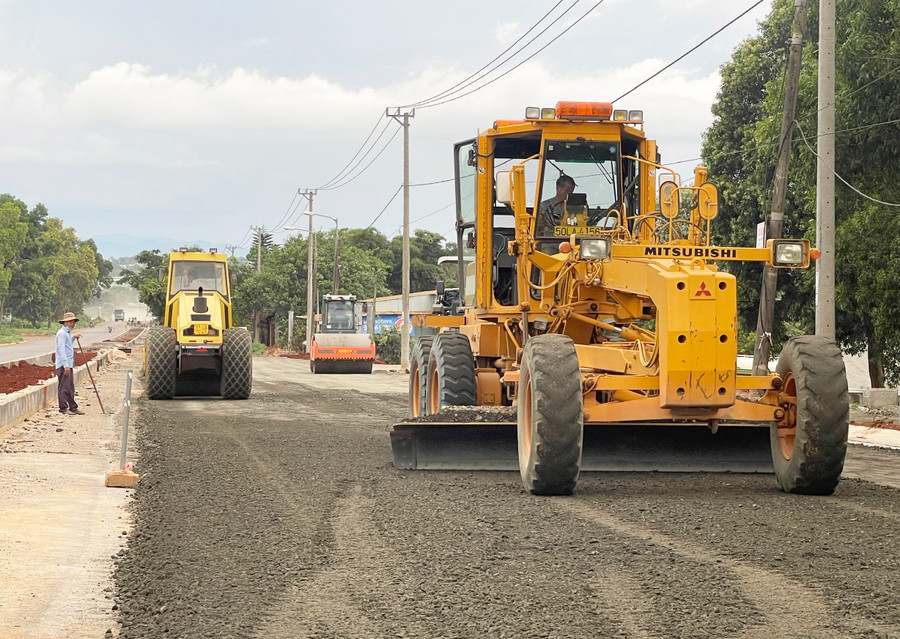 Nhiều địa phương trong tỉnh chú trọng xây dựng các tuyến đường mang tính kết nối nhằm tạo đột phá thúc đẩy phát triển kinh tế-xã hội. Ảnh: M.N