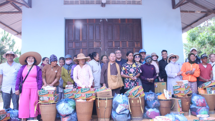 Các chùa, tịnh xá trên địa bàn huyện Chư Prông thường xuyên tổ chức hoạt động từ thiện tặng quà cho đồng bào dân tộc thiểu số có hoàn cảnh khó khăn. Ảnh: Thanh Nhật Các chùa, tịnh xá trên địa bàn huyện Chư Prông thường xuyên tổ chức hoạt động từ thiện tặng quà cho đồng bào dân tộc thiểu số có hoàn cảnh khó khăn. Ảnh: Thanh Nhật