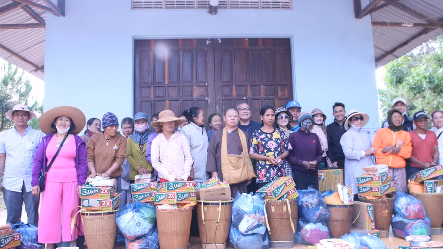 Các chùa, tịnh xá trên địa bàn huyện Chư Prông thường xuyên tổ chức hoạt động từ thiện tặng quà cho đồng bào dân tộc thiểu số có hoàn cảnh khó khăn. Ảnh: Thanh Nhật