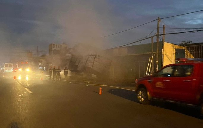 Đồng Nai: Xe tải bốc cháy ngùn ngụt trên Quốc lộ 51 - Ảnh 3. Lực lượng chức năng dập lửa