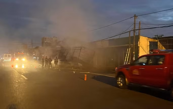 Lực lượng chức năng dập lửa