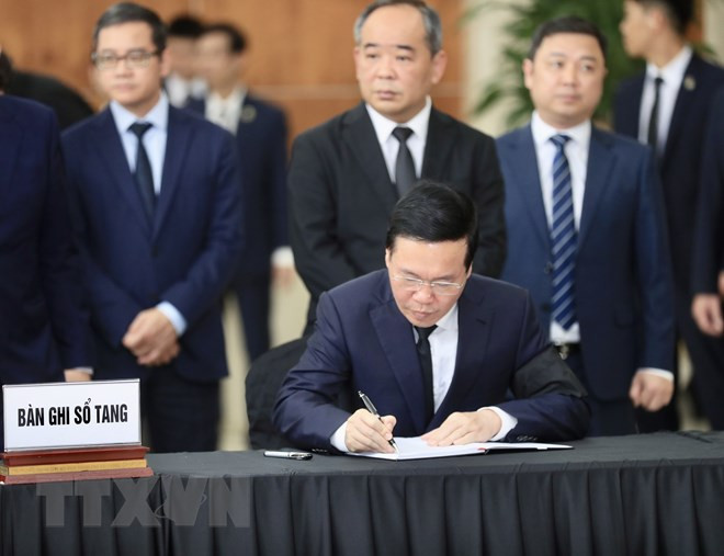 Chủ tịch nước Võ Văn Thưởng ghi sổ tang Phó Thủ tướng Lê Văn Thành. Ảnh: Lâm Khánh/TTXVN
