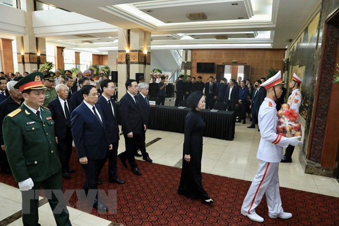 Đoàn đại biểu Ban Chấp hành Trung ương Đảng do đồng chí Trương Thị Mai, Ủy viên Bộ Chính trị, Thường trực Ban Bí thư, Trưởng Ban Tổ chức Trung ương dẫn đầu viếng Phó Thủ tướng Lê Văn Thành. Ảnh: Lâm Khánh/TTXVN