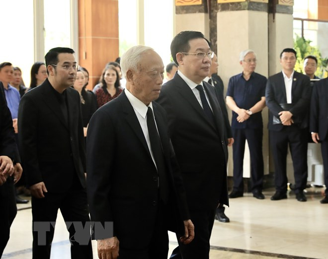 Đoàn đại biểu Quốc hội do Chủ tịch Quốc hội Vương Đình Huệ dẫn đầu viếng Phó Thủ tướng Lê Văn Thành. Ảnh: Lâm Khánh/TTXVN