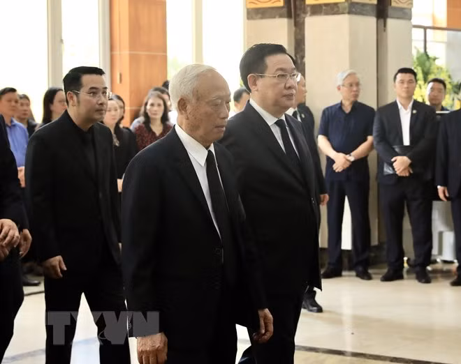 Đoàn đại biểu Quốc hội do Chủ tịch Quốc hội Vương Đình Huệ dẫn đầu viếng Phó Thủ tướng Lê Văn Thành. Ảnh: Lâm Khánh/TTXVN