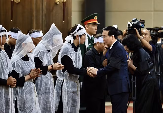 Chủ tịch nước Võ Văn Thưởng chia buồn cùng gia quyến Phó Thủ tướng Lê Văn Thành. Ảnh: Lâm Khánh/TTXVN