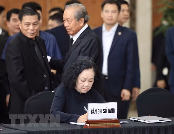 Ủy viên Bộ Chính trị, Thường trực Ban Bí thư, Trưởng Ban Tổ chức Trung ương Trương Thị Mai ghi sổ tang Phó Thủ tướng Lê Văn Thành. Ảnh: Lâm Khánh/TTXVN Ủy viên Bộ Chính trị, Thường trực Ban Bí thư, Trưởng Ban Tổ chức Trung ương Trương Thị Mai ghi sổ tang Phó Thủ tướng Lê Văn Thành. Ảnh: Lâm Khánh/TTXVN