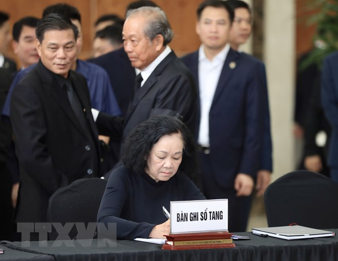 Ủy viên Bộ Chính trị, Thường trực Ban Bí thư, Trưởng Ban Tổ chức Trung ương Trương Thị Mai ghi sổ tang Phó Thủ tướng Lê Văn Thành. Ảnh: Lâm Khánh/TTXVN