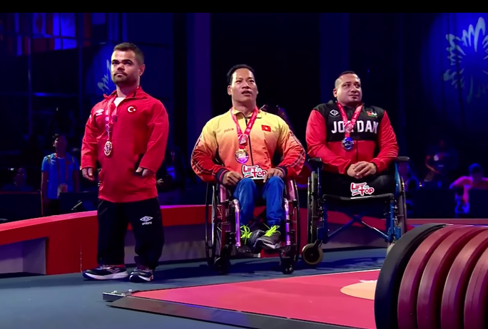 Chào cờ tại lễ trao huy chương