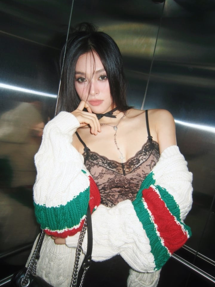 Mừng sinh nhật tuổi 23, Hoa hậu Tiểu Vy chia sẻ loạt ảnh đầy quyến rũ, sang trọng với những bộ đồ mang thương hiệu đắt đỏ.