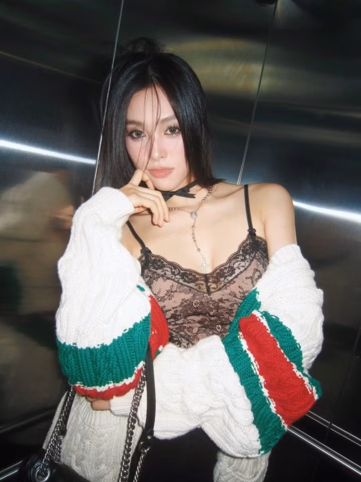 Mừng sinh nhật tuổi 23, Hoa hậu Tiểu Vy chia sẻ loạt ảnh đầy quyến rũ, sang trọng với những bộ đồ mang thương hiệu đắt đỏ.