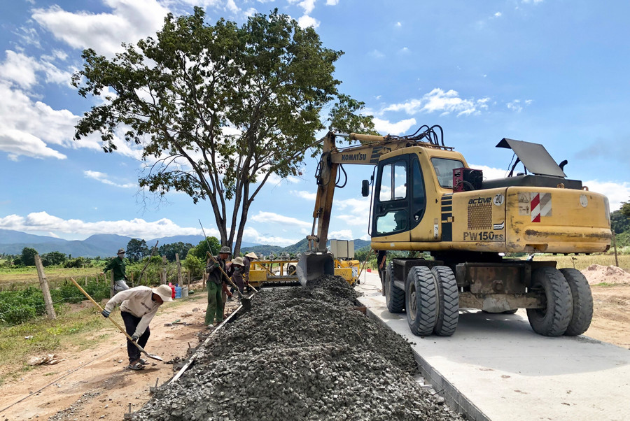 Các đơn vị đẩy nhanh tiến độ thi công Dự án đường giao thông kết nối các xã Ia Mlah, Phú Cần và thị trấn Phú Túc. Ảnh: Gia Hưng