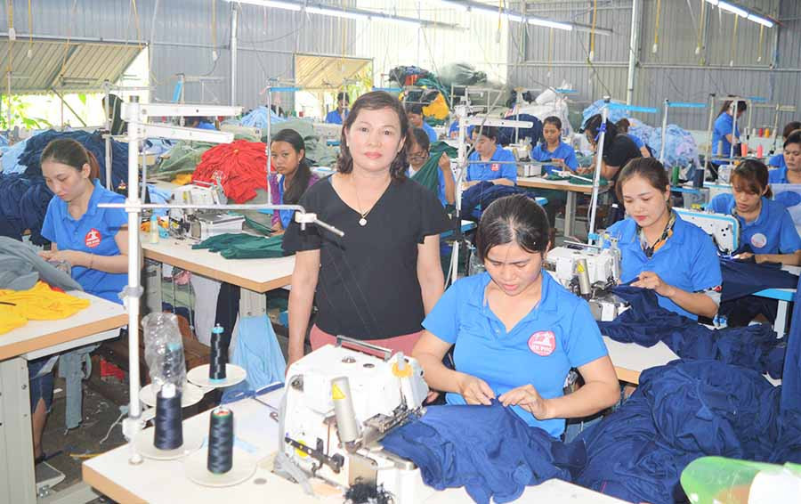 Công nhân làm việc tại HTX may gia công An Phú, TP. Pleiku. Ảnh: H.D