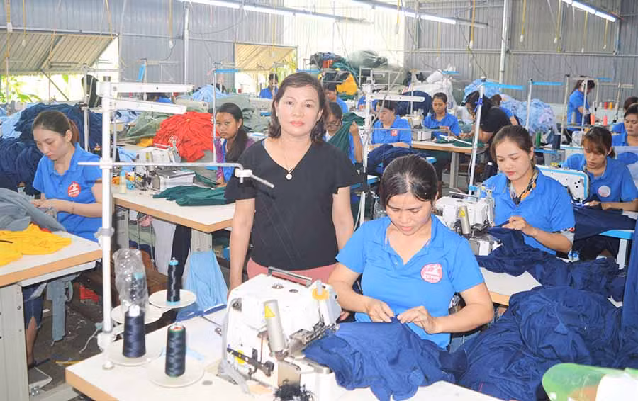 Công nhân làm việc tại HTX may gia công An Phú, TP. Pleiku. Ảnh: H.D