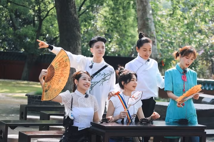 Chi Pu thân thiết bên các nghệ sĩ Trung Quốc.