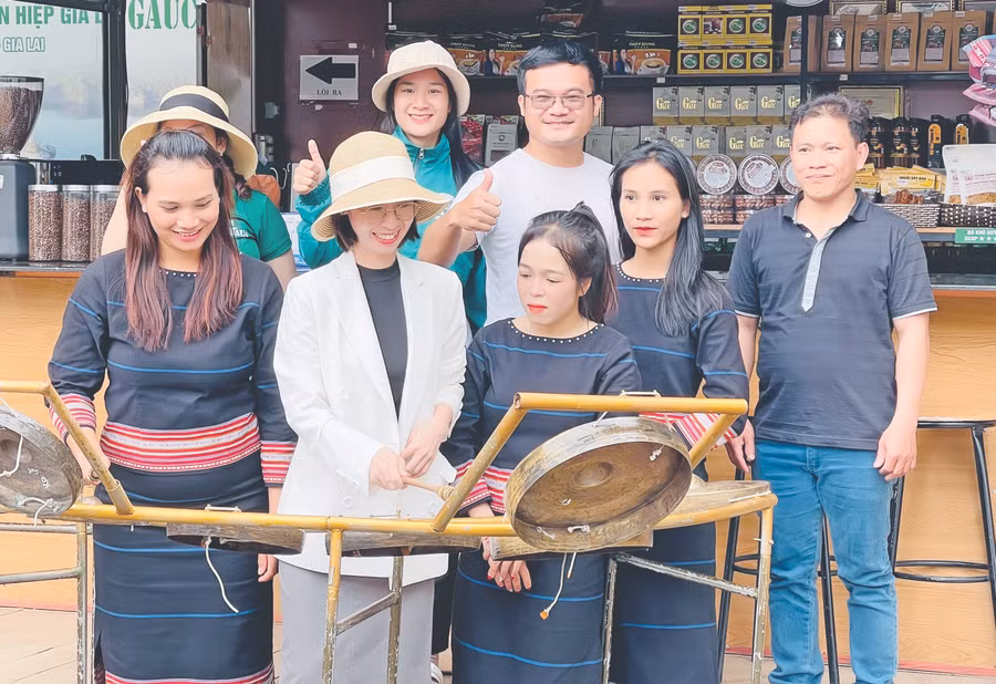 Du khách thích thú trải nghiệm nhạc cụ của người Jrai. Ảnh: Trần Dung