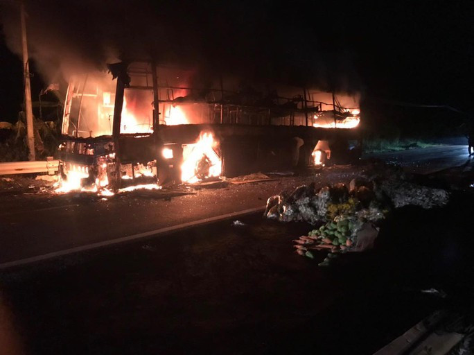 CLIP: Xe khách chở 22 người cháy rụi khi đổ đèo Khánh Lê - Ảnh 2. Chỉ ít phút sau, xe khách đã cháy còn trơ khung, rất may không có ai bị thương