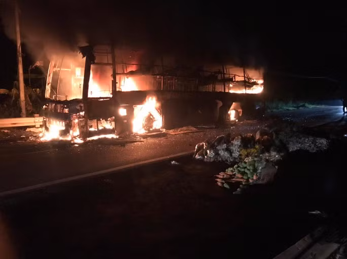 Chỉ ít phút sau, xe khách đã cháy còn trơ khung, rất may không có ai bị thương