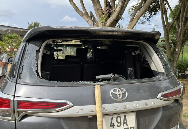 Chiếc ô tô bị đập bể kính. Ảnh: CTV