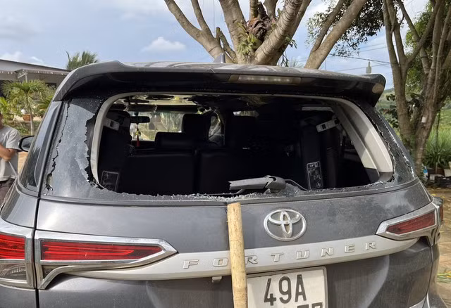 Chiếc ô tô bị đập bể kính. Ảnh: CTV