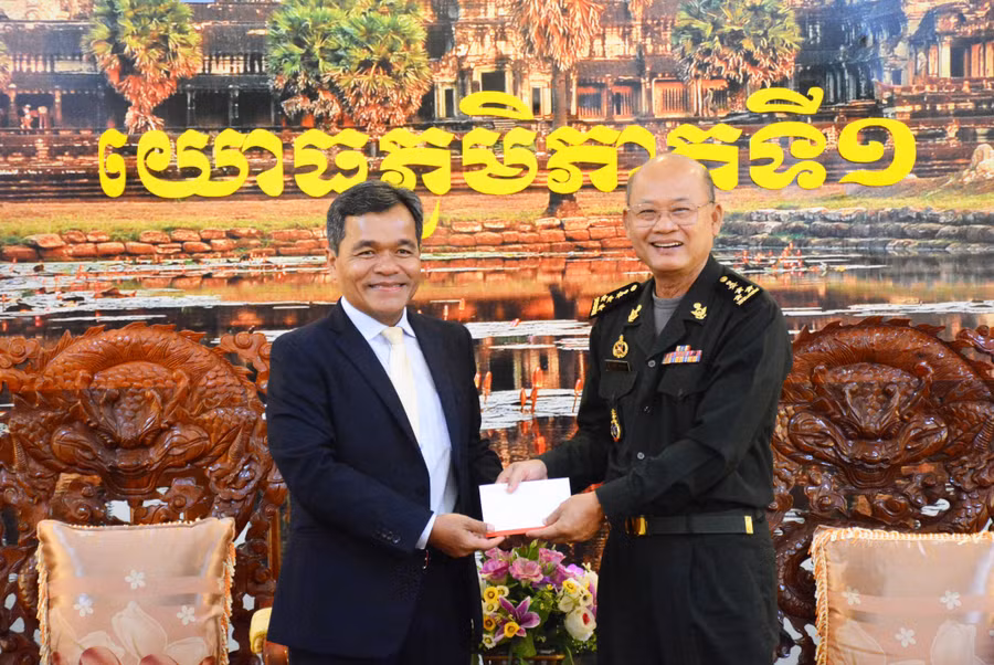 Bí thư Tỉnh ủy Hồ Văn Niên (bên trái) tặng quà cho đại diện lãnh đạo Bộ Tư lệnh Quân khu I (Quân đội Hoàng gia Campuchia). Ảnh: Minh Nguyễn