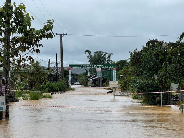 Mưa lớn, nhiều nơi ở TP.Bảo Lộc chìm trong biển nước - Ảnh 12. Giăng dây phong tỏa ở cầu thôn 9, xã Đại Lào. Ảnh: G.B