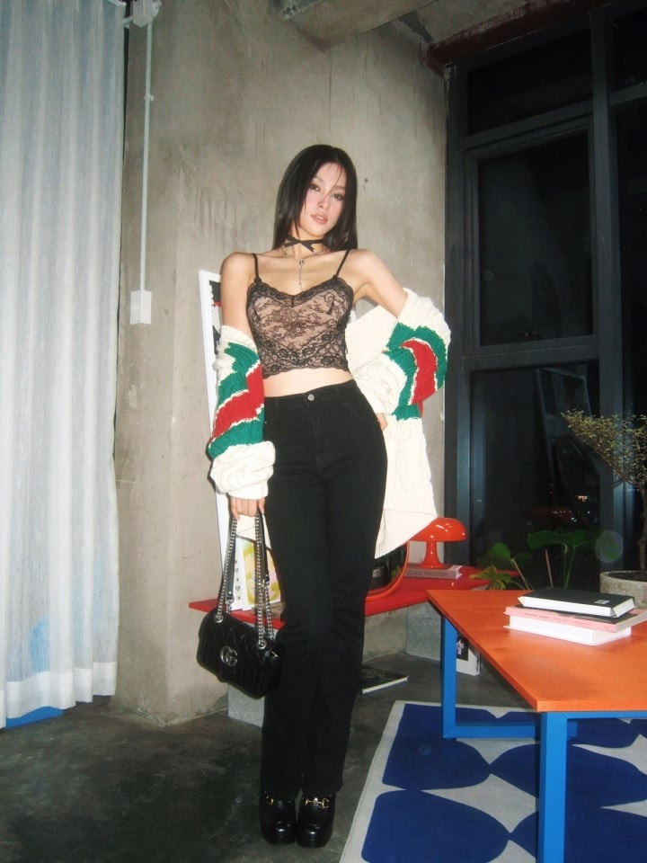 Với phong cách cổ điển, Hoa hậu Tiểu Vy khoe trọn hình thể quyến rũ cùng gương mặt sắc sảo khi khoác lên mình &quot;cây&quot; đồ hiệu đến từ nhà mốt Gucci.