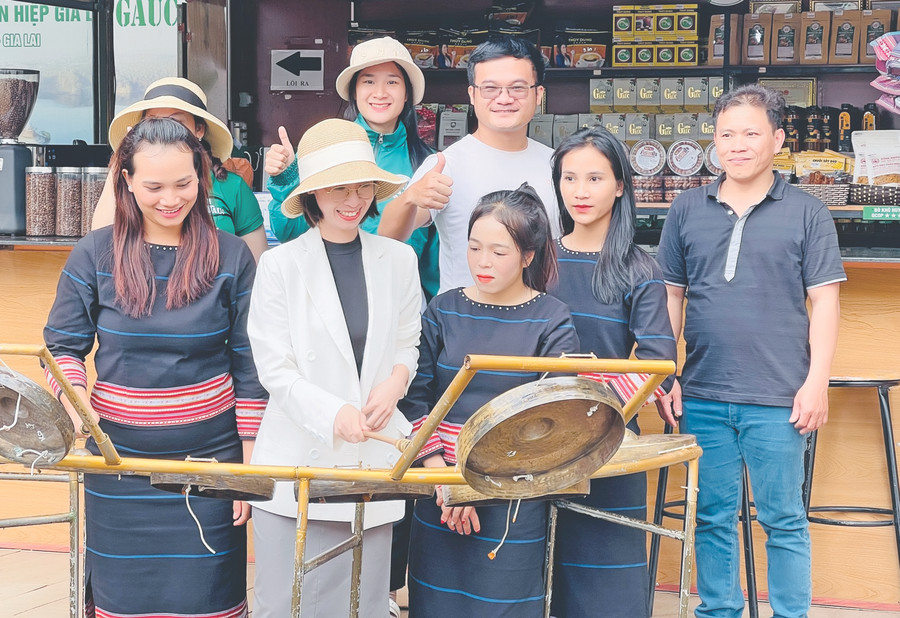 Du khách thích thú trải nghiệm nhạc cụ của người Jrai. Ảnh: Trần Dung Du khách thích thú trải nghiệm nhạc cụ của người Jrai. Ảnh: Trần Dung