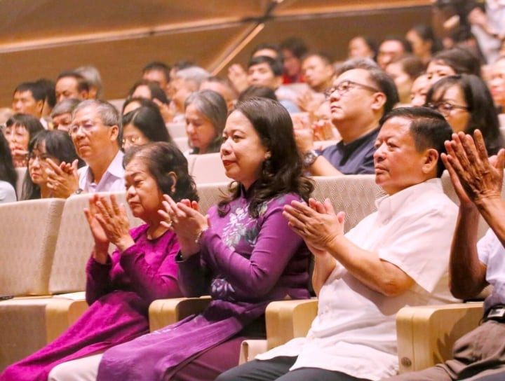 Phó Chủ tịch nước Võ Thị Ánh Xuân cùng các đại biểu tham dự chương trình. Ảnh: Tuấn Đức