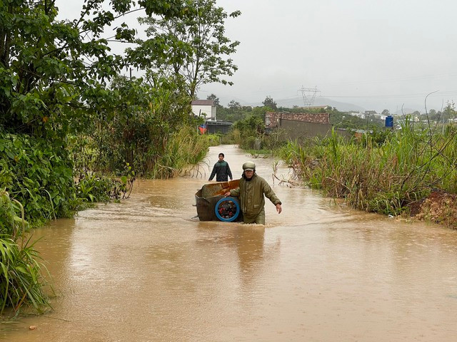 Mưa lớn, nhiều nơi ở TP.Bảo Lộc chìm trong biển nước - Ảnh 8. Di chuyển "tài sản" chạy lũ. Ảnh: G.B