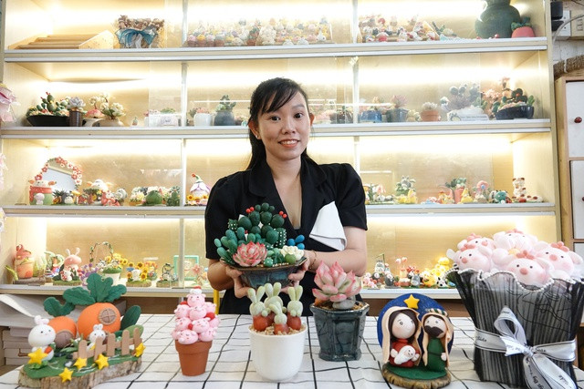 Nhiều sản phẩm từ đất sét do Thảo làm ra được giới trẻ ưa chuộng. Ảnh: Duy Tân
